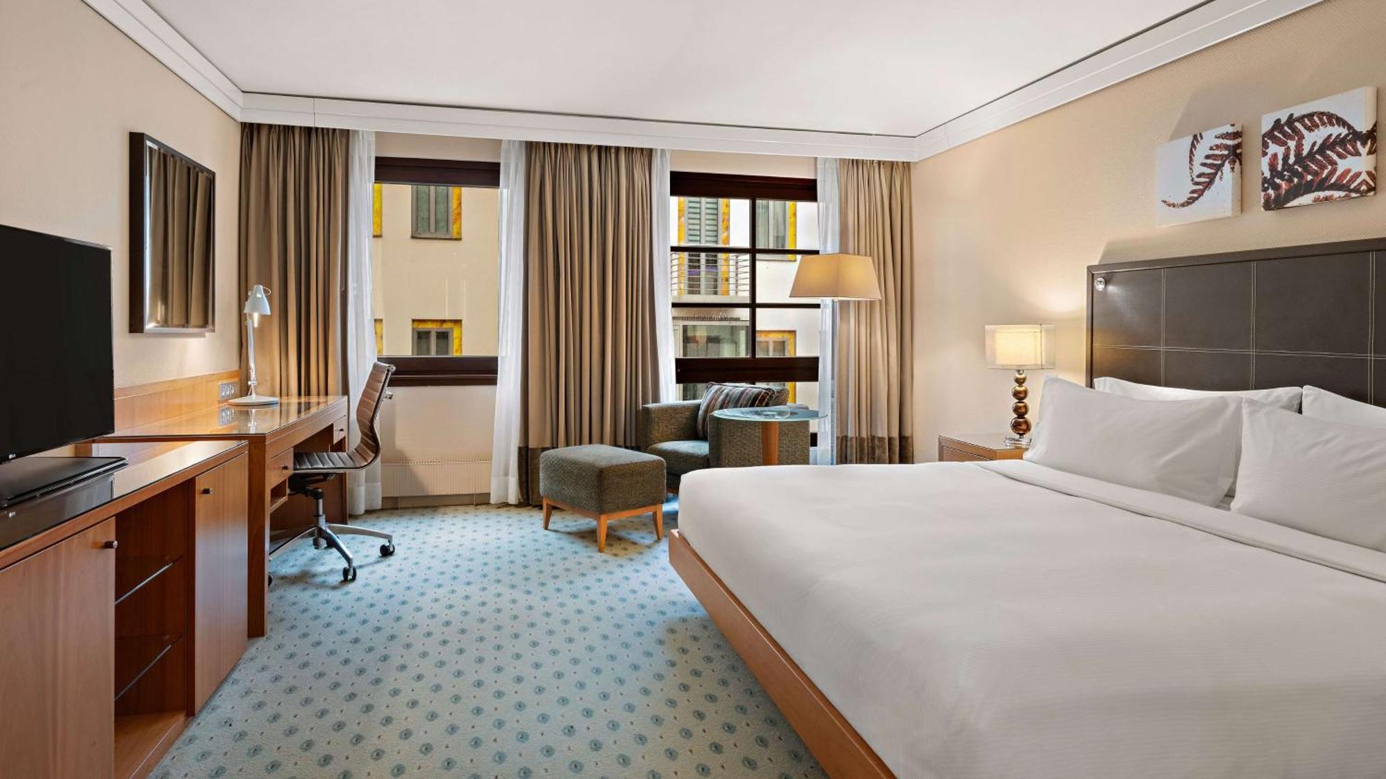 Queen Room,1592043686:JPEG